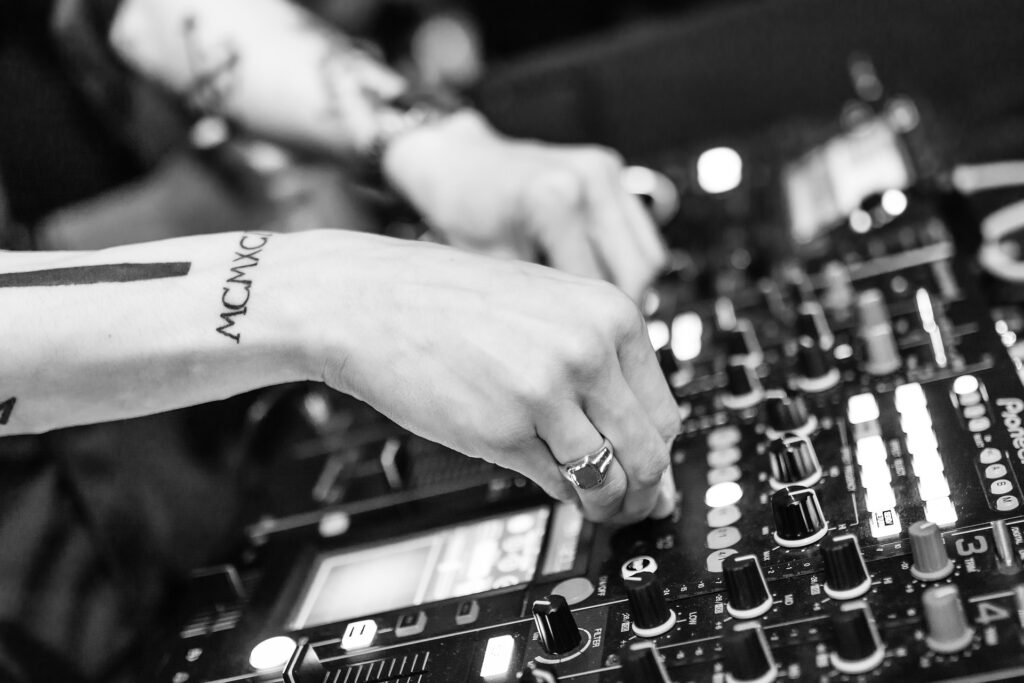 DJ-Plattenspieler in einem Club – Symbolbild zur Geschichte der Diskothek