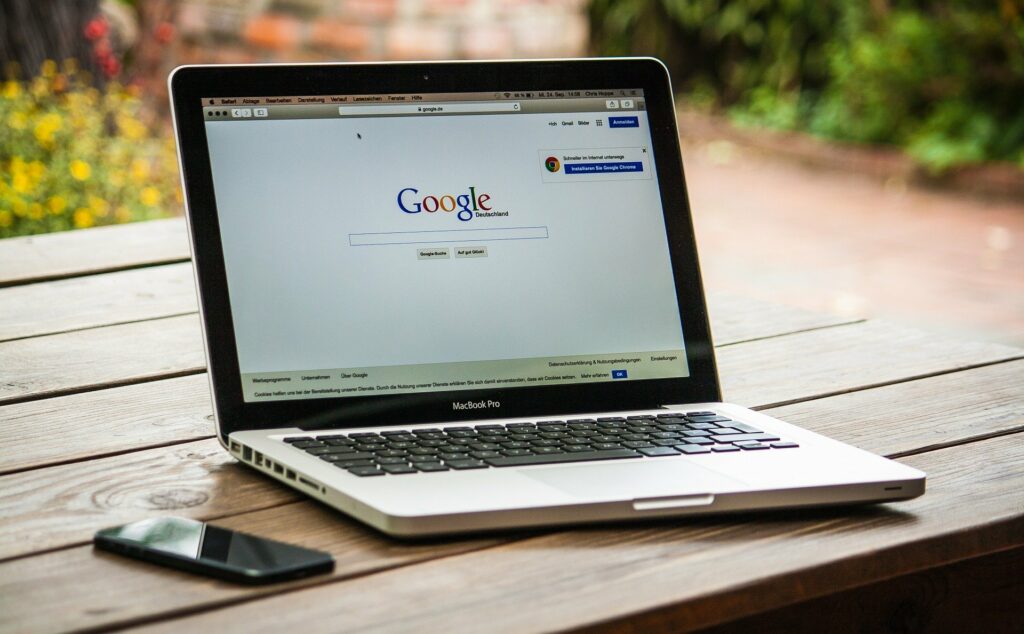 Laptop auf einem Schreibtisch – Symbolbild für Online-Aktivitäten gegen Langeweile