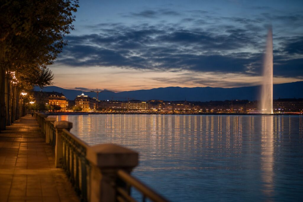 Genfer Seepromenade mit Jet dEau in der Abenddämmerung